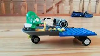 Сборка самолета из разных деталей LEGO.