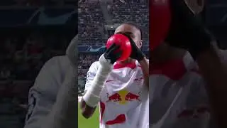 Nkunku blows up a balloon to celebrate his goal 😂🎈