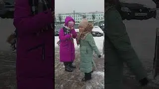 Софья и Юлианна снимают на телефон свои игры