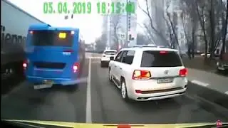 Крузак не уступает дорогу скорой. Новосибирск.
