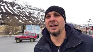 Исландия. Дома не закрывают. Машины не глушат.