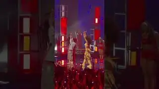 Megan Thee Stallion y Yuki Chiba performando Mamushi Live.