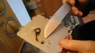 Искрит микроволновка.В чем причина.