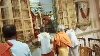Dashrath Mahal mein bhagwan ki aarti ho rahi hai