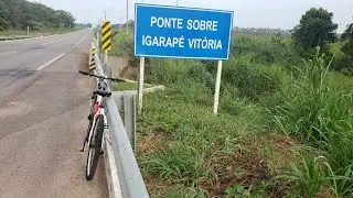 Olha o perigo de pedalar na estrada!