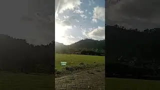 Asiiiik, bermain layang layang mau terbang ke bulan 😅🪁