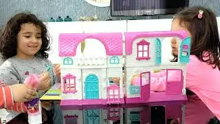 öykü ve hilal yeni sürpriz barbie prenses oyun eviyle oynuyorlar. Kids playing barbie house