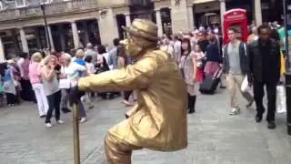 Living statue floats in thin air!