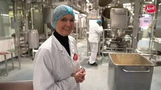 Bli med inn i Kavli-fabrikken og se hvordan smøreosten vår lages