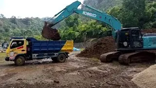 mobil Dump truk muat tanah kebebes