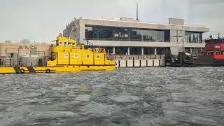 У Южного речного вокзала (Москва), прогулка на электросудне, 2024