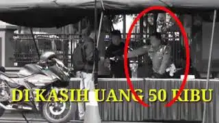 Kehabisan Bensin, Pria Ini Nekat Pinjam Uang Ke POLISI, Lihat Reaksi Para Polisi Ini