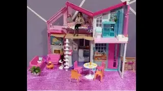 Amueblando casa Malibú de Barbie