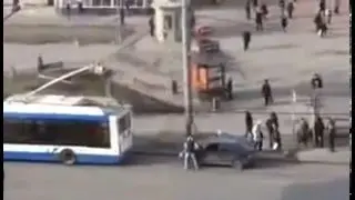 Идиот за троллейбус прицепил Ладу