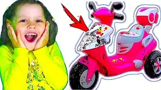 Настя и Катя вытаскивают из грязи розовый мини байк.