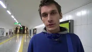 Ему пофиг на курс доллара. На что живут вечные путешественники?
