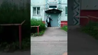 Голый пьяный мужик с ножом и без штанов.