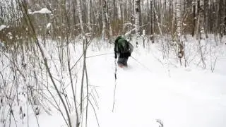 Ходка на лыжах по лесу по глубокому снегу