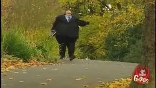 איש שמן מאוד מתגלגל