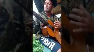 Брат Леха играет на гитаре.