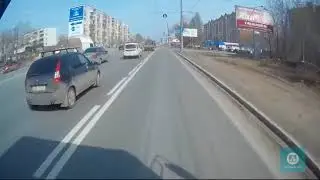 Поворот направо через выделенную полосу