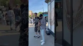 Уличный музыкант исполняет Юру Шатунова