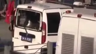 Öfkeli Kalabalık Arasında Kalan Polis Arabası   Taksim Gezi Parkı Olayları