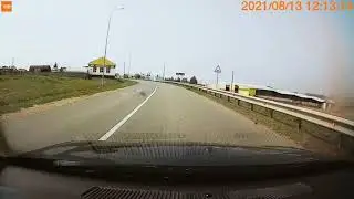 Маленький смерч по правой стороне от дороги