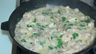 Pollo e funghi in salsa cremosa! Da leccarsi i baffi /Pronto in pochi minuti
