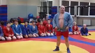 Болевой на ноги.
Разрыв паховых связок с кувырком в сторону ног противника.