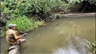 Tak Terbayang Lagi Di Bawah Ada Apa!! Terlalu Asik Mancing Di Tengah Sungai