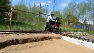 Перевозка песка грузовой вагонеткой, работа накладного съезда под нагрузкой.