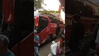Hampir saja motor ke srempet bus merah terbaru #busmania #shortvideo #viralvideo
