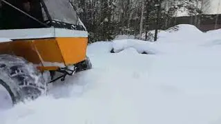 Вездеход в цело по снегу.