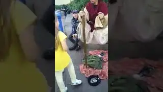Прикол. Разоблачение уличного мага , висящего в воздухе