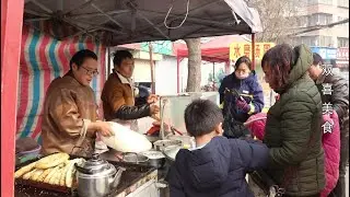 小伙做特色烧饼，一天卖两袋面400个烧饼，顾客闻到香味就走不动