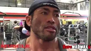 Hidetada Yamagishi trains arms - 2016 Arnold Classic 212