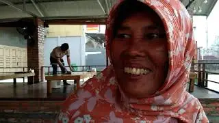 KELOMPOK VIRAL (TUGAS ILMU SOSIAL BUDAYA DASAR)--PENJUAL KORAN--