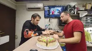 Наклеил защитное стекло за 100р, попросил переклеить, отказали, накормил их же тортом.