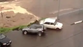 Нива Шевроле провалилась на Волжской набережной.