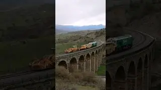 319 de Adif con maquinaria de vía a Reinosa pasando por el viaducto de Celada. 14/2/2024