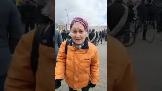 Бабця в Херсоні молиться за смерть Путлера і його рашистів