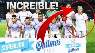ESTE JUGADOR MIRA PARA EL COSTADO CADA VEZ QUE SE SACA UNA FOTO CON SU EQUIPO