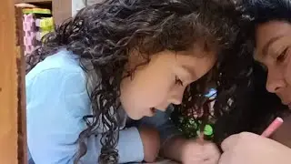 Alizé y mamá cantando Que agonía