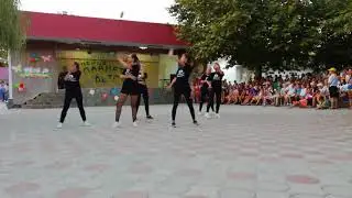 Девочки из 8 отряда танцуют под Hello Bitches