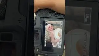 Kenapa perempuan suka bergambar sambil pejam mata ya?