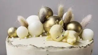 Золотые шоколадные шары. Торт с шарами и шоколадной фигуркой.