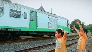 dua bocil minta klakson kereta api