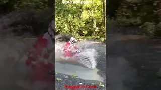 прыжок в лужу на эндуро, фонтан брызг