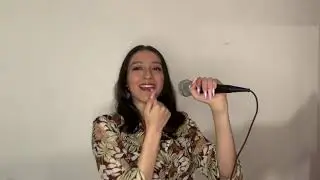 Manejo del micrófono en la expresión oral _ Laura Bojorquez